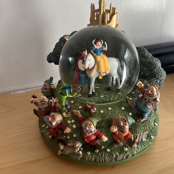 Disney Snow White snow globe - Picture 2 of 4